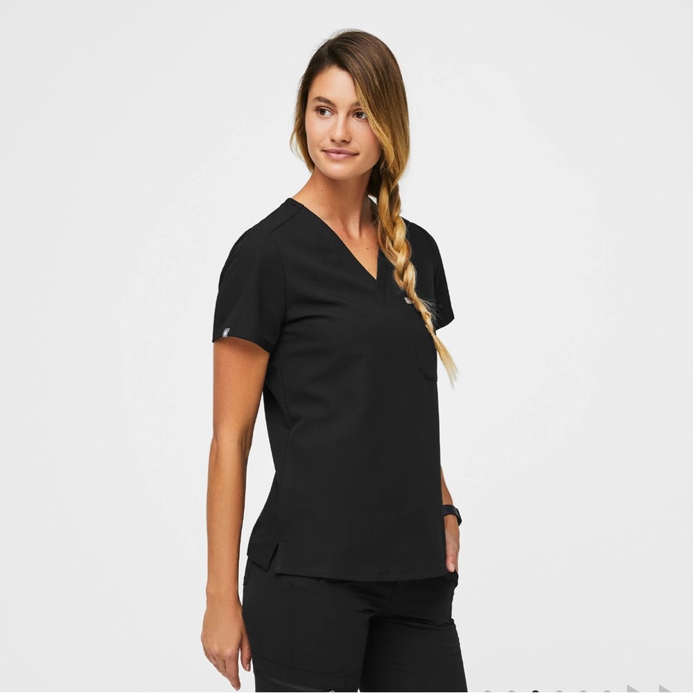 Figs Catarina One-Pocket Scrub Top Size Medium in Black - Picture 14 of 14